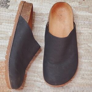 Madewell The Layne Clog Mule in Nubuck Black 6